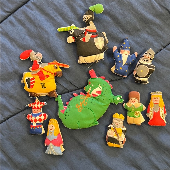 Vintage “Pockets of Learning” Gray, Velcro castle with 10 finger puppets - Picture 8 of 10